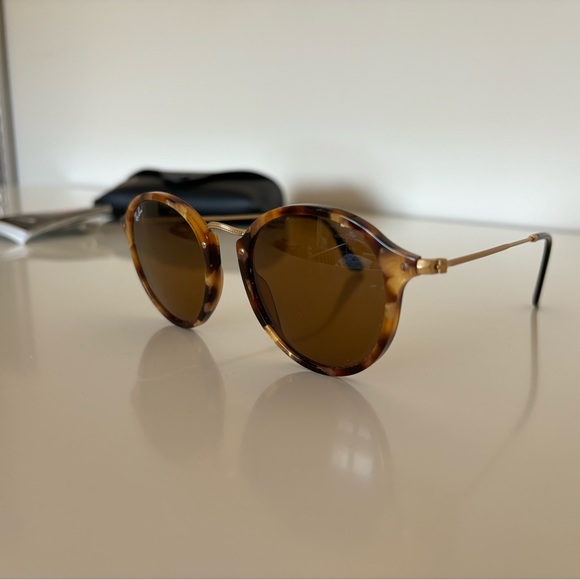 Ray Ban Round Fleck Sunglasses - Picture 5 of 6